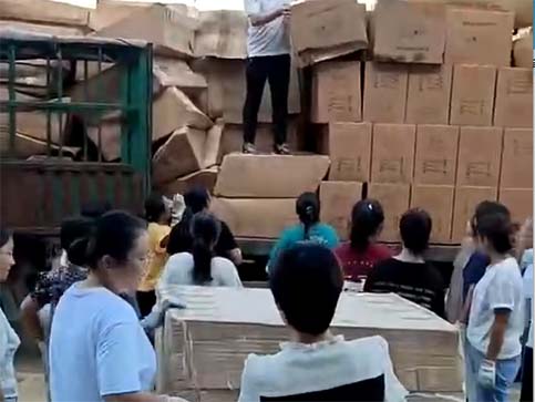商丘某超市貨架到場(chǎng)，美女們卸車(chē)，場(chǎng)面非常熱鬧